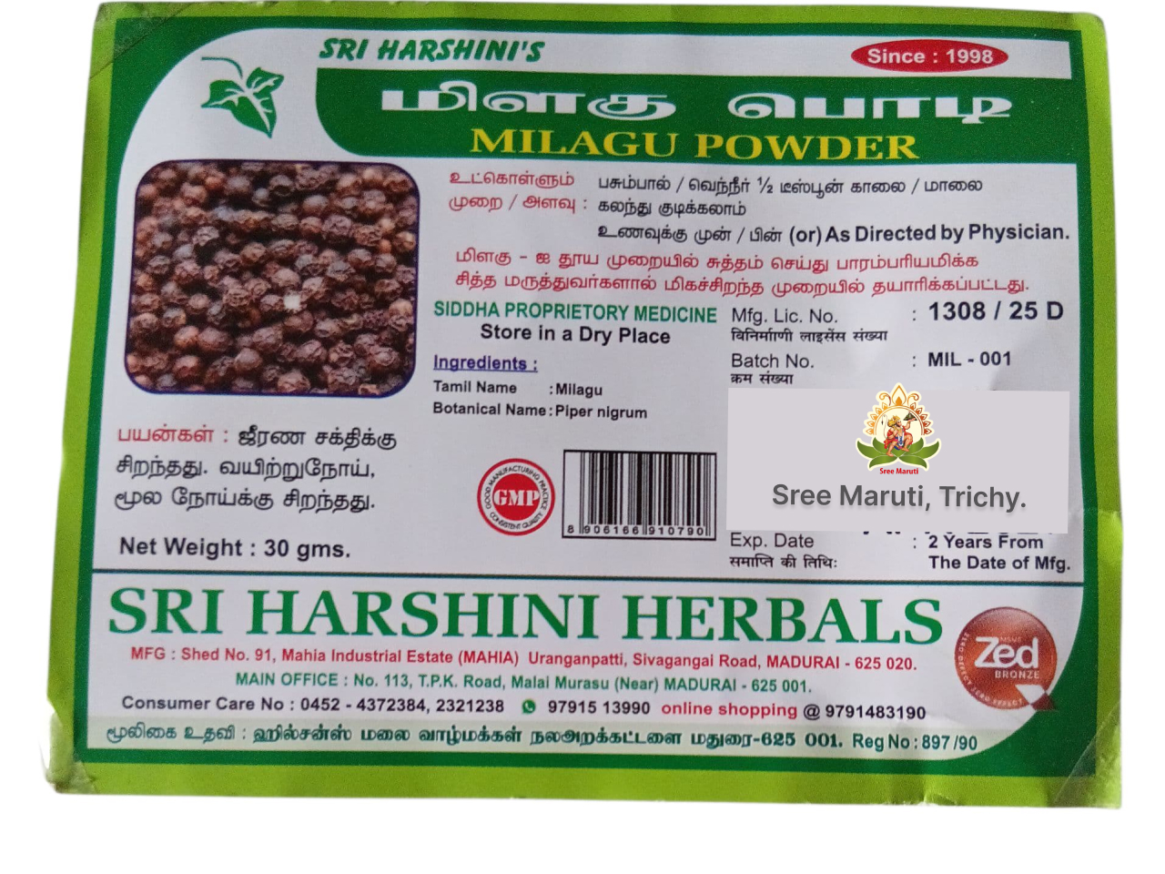 Black pepper powder in a bowl with whole peppercorns – herbal remedy for digestion and stomach pain